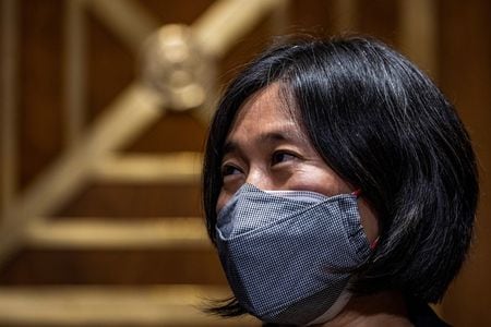 ２月２５日、バイデン米大統領が通商代表部（ＵＳＴＲ）代表に指名したキャサリン・タイ氏は、上院財政委員会の指名承認公聴会で証言し、各種関税措置を通商政策の「正当な手段」として支持したほか、中国には米国との通商合意を守らせると強調した。米議会で開かれた公聴会で代表撮影（２０２１年　ロイター）