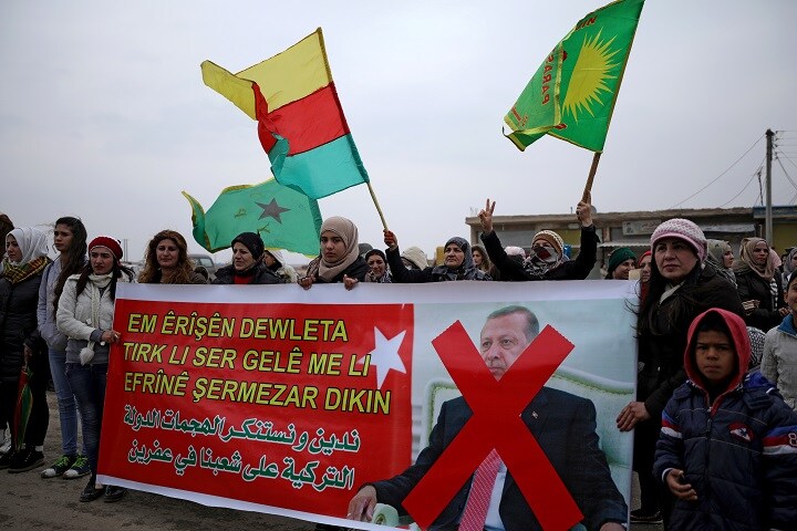 トルコからの越境攻撃に抗議するシリア北部アフリンのクルド人　Rodi Said-REUTERS