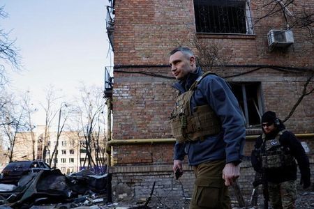 　１１月２７日、ウクライナの首都キーウ（キエフ）のクリチコ市長（写真）は、ロシア軍のインフラ攻撃を受けた停電対策を巡り、ゼレンスキー大統領やその側近が同市を批判していることについて「無意味」だと述べた。キーウで３月撮影（２０２２年　ロイター／Thomas Peter）