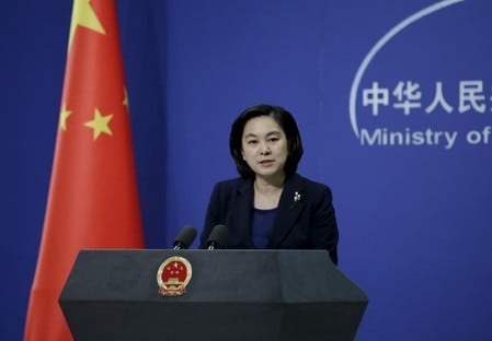 　１月２５日、中国外務省の華春瑩報道官（写真）は定例会見で、トランプ米大統領が太陽光発電パネルに高率の輸入関税をかける大統領令に署名したことを受け、保護主義は双方を傷つける「もろ刃の剣」だと述べた。写真は北京で２０１６年１月撮影（２０１８年　ロイター／Jason Lee）