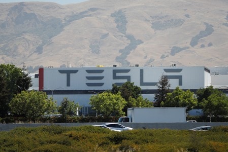 米電気自動車（ＥＶ）メーカー、テスラ<TSLA.O>のイーロン・マスク最高経営責任者（ＣＥＯ）は１２日、「ベルリン地区」に新たな自動車工場「ギガファクトリー４」を建設すると明らかにした。カリフォルニア州フレモントで昨年６月撮影（２０１９年　ロイター/STEPHEN LAM）