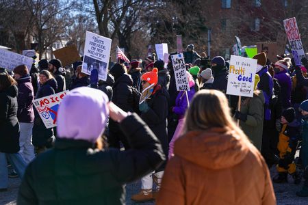 　トランプ米大統領は３１日、民主党主導の都市での抗議デモについて、連邦政府が支援を求められるか、連邦政府の資産が脅かされない限り、関与しないよう国土安全保障省に指示したと明らかにした。写真は移民当局に対する抗議デモ。ミネソタ州ミネアポリスで撮影（２０２６年　ロイター/Seth Herald