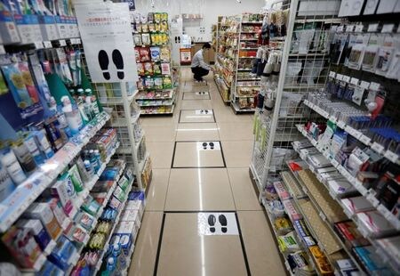 　６月２１日、日本フランチャイズチェーン協会が発表した５月の全国コンビニエンスストア売上高は、既存店ベースで前年同月比４．２％増の８５３７億７１００万円と、３カ月連続のプラスとなった。写真は都内のコンビニで昨年４月撮影（２０２１年　ロイター／Issei Kato）