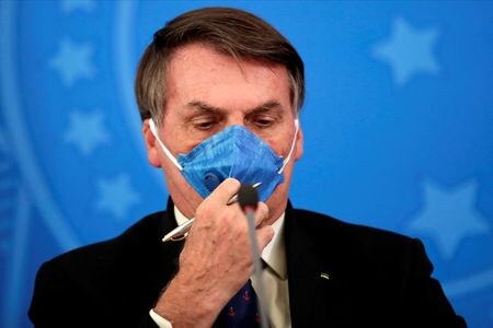 　３月３０日、ブラジルのボルソナロ大統領（写真）は、新型コロナウイルスの感染拡大に歯止めをかけるための隔離措置について、雇用が失われ、損害が貧困層に偏っているとして、すでに実施されている以上の隔離を強制してはならないとの考えを示した。写真はブラジリアで２０日撮影（２０２０年　ロイター／Ueslei Marcelino）