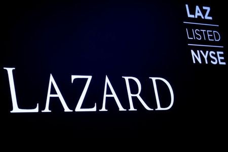 投資銀行ラザードは３日、米国で財務助言を行う新人アナリストの給与を引き上げると発表した。大手米銀に匹敵する水準とする。写真はニューヨークで２０１９年４月撮影（２０２１年　ロイター／Brendan McDermid）