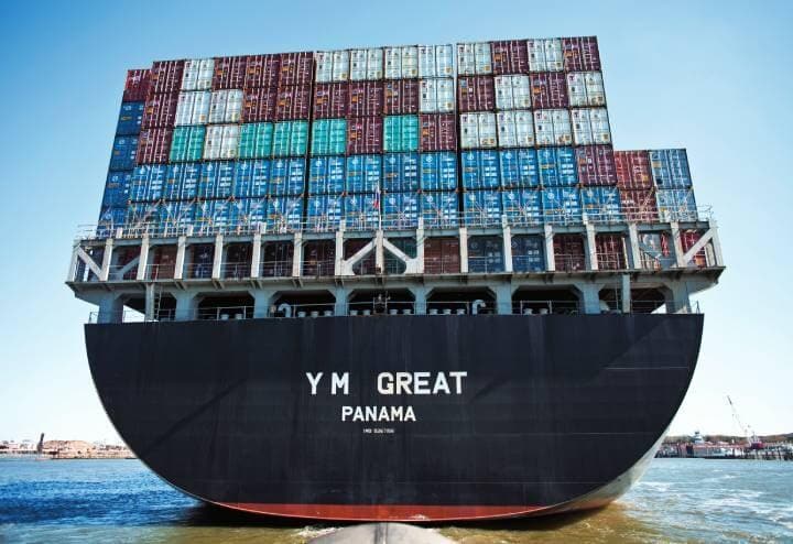 ニューヨークを出港する中国企業所有・パナマ船籍の貨物船。アメリカの商船数は激減しており台湾有事には不安が　RAMIN TALAIEーCORBIS／GETTY IMAGES