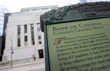 ７月１１日、カナダ銀行（中銀）は政策金利を予想通り１．２５％から１．５０％に引き上げた。写真は２０１１年９月、オタワの中銀前で撮影（２０１８年　ロイター/Chris Wattie）