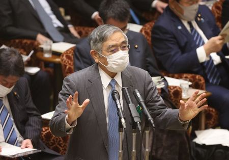 日銀の黒田東彦総裁は２４日、参議院財政金融委員会で当面は感染症の影響を注視し、必要があれば躊躇なく追加的な金融緩和措置を講じる方針だと述べた。 写真は今月５日、参院予算委員会で答弁する黒田総裁（２０２０年　時事通信社）