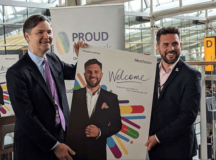 ポスターを披露するヒースロー空港のホランドケイCEO（左）とLGBTのエドワーズ上級副社長　Scott Nunn/GAY STAR NEWS/NEWSWEEK