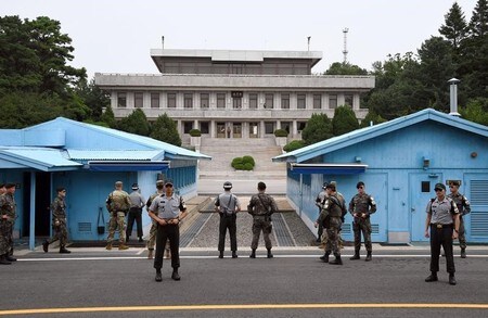 　１１月２２日、在ソウルの国連軍司令部（ＵＮＣ）は、北朝鮮兵士１人の韓国亡命を巡り、北朝鮮が朝鮮戦争の休戦協定に違反したと指摘した。写真は７月板門店での代表撮影（２０１７年／ロイター）