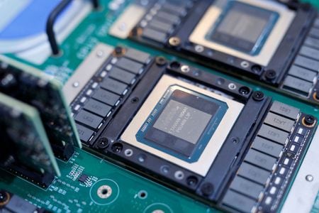 アラブ首長国連邦（ＵＡＥ）に大規模な人工知能（ＡＩ）データセンターを新たに建設する「スターゲートＵＡＥ」プロジェクトの第１弾として、来年に最初の施設が稼働する見通しだ。写真は２０１７年５月、台湾の台北で撮影（２０２５年　ロイター/Tyrone Siu）