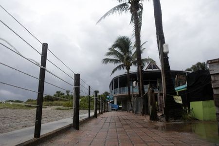 熱帯低気圧「エルサ」は６日、米フロリダ州最南端のフロリダキーズ沖合を通過し、北上を続けている。７日朝にはハリケーン級に勢力を増し、フロリダ州メキシコ湾沿岸地域に上陸する可能性がある。フロリダ州ベニスビーチのようす（２０２１年　ロイター／Octavio Jones）