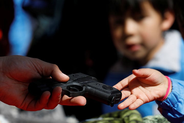オモチャの銃と思って人を撃ってしまった子供の心の傷をどう償うのか　Carlos Jasso-REUTERS