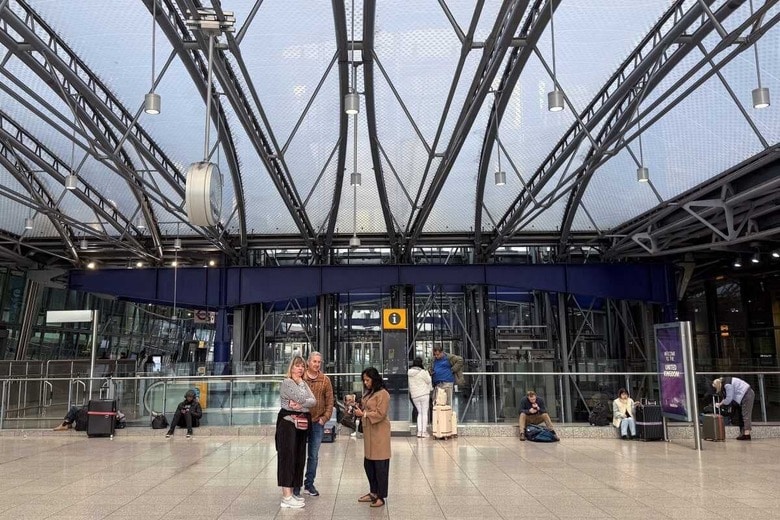 ヒースロー空港の停電により立ち往生する乗客たち（3月21日）　Carlos Jasso-Reuters