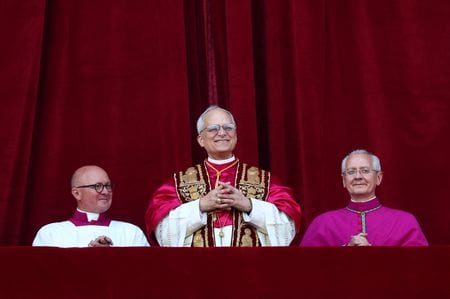 　５月８日、ローマ・カトリック教会の頂点に立つローマ教皇を決める選挙（コンクラーベ）がバチカンのシスティーナ礼拝堂で行われ、８日に実施された２日目の投票で米国出身のプレボスト枢機卿（６９）が新教皇に選出された。写真はサン・ピエトロ大聖堂の中央バルコニーに姿を現した新教皇（２０２５年　ロイター/Guglielmo Mangiapane）