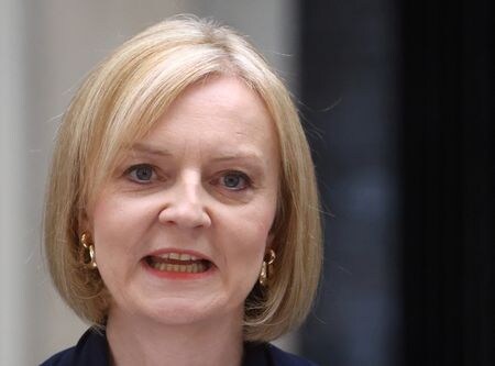 １０月４日、トラス英首相（写真）は減税計画の財源を確保するため、福祉手当に対する物価スライドの適用を制限する可能性を否定しなかった。ロンドンで９月撮影（２０２２年　ロイター/Hannah McKay）