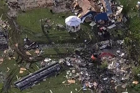 　竜巻を伴う雷雨が米国中部を襲い、少なくとも１３人が死亡した。数十万世帯に停電が発生している。テキサス州で２６日撮影（２０２４年　ロイター/ABC Affiliate WFAA）