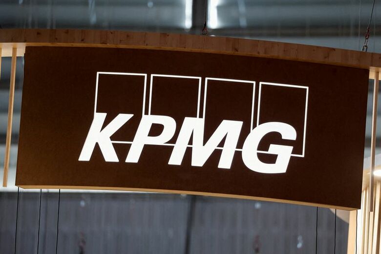写真はKPMGのロゴ。2022年6月、パリで撮影。 REUTERS/Benoit Tessier