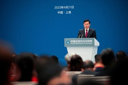 中国の秦剛外相は２日、ミャンマーの首都ネピドーで軍事政権トップのミンアウンフライン総司令官と会談した。写真は上海でのフォーラムで演説する秦外相。４月撮影（２０２３年　ロイター/Aly Song）