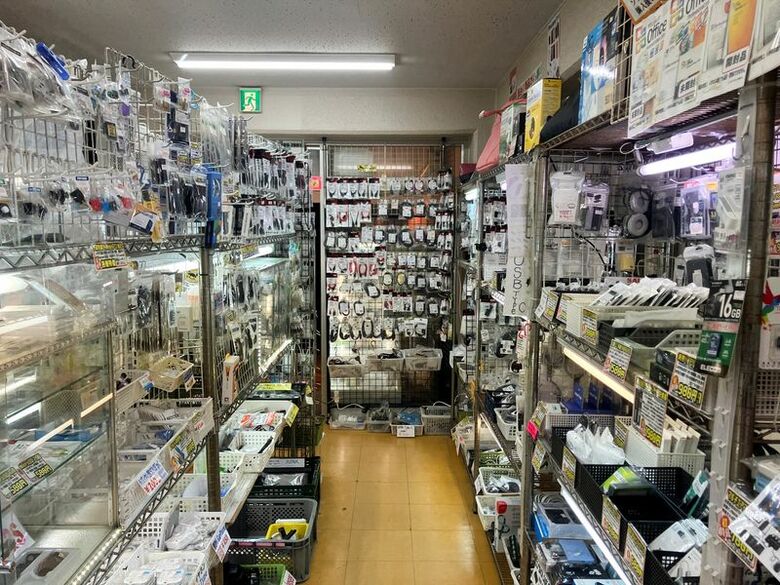 写真は家電量販店の店内。2025年11月、東京で撮影。REUTERS/Anton Bridge