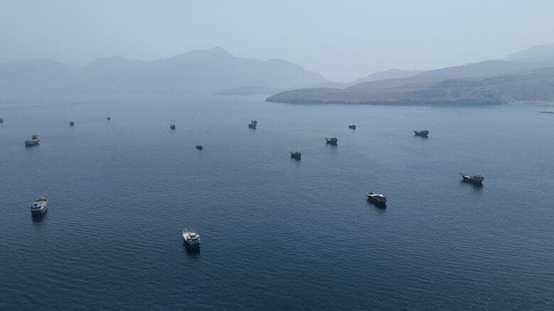 写真はホルムズ海峡付近の船舶。8月28日、ムサンダムからドローン撮影。REUTERS/File Photo