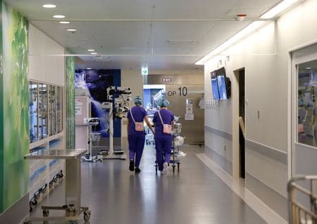 写真は2021年5月、大阪府高槻市内の病院で撮影。REUTERS/Akira Tomoshige