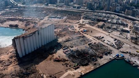 ８月６日、国際通貨基金（ＩＭＦ）のゲオルギエワ専務理事は声明で、ベイルートでの港湾倉庫の大規模爆発を受け、レバノンの人々を支援するためにあらゆる方法を検討していると明らかにした。６日、ベイルートの爆発現場上空で撮影。ドローン動画より（２０２０年　ロイター/Reuters TV)