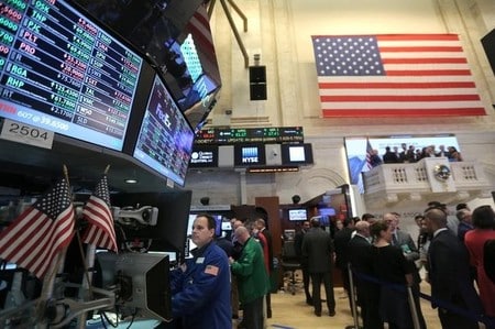 　１月１９日、米国株式市場は下落。ドナルド・トランプ氏の大統領就任式を前に投資家の警戒感が強まった。写真はＮＹ証券取引所のトレーダー（２０１７年　ロイター/Stephen Yang）