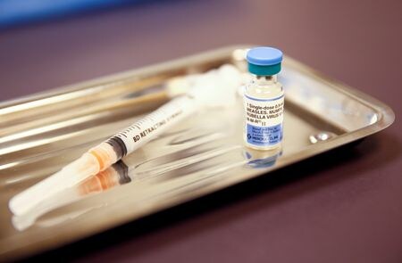 ３月１８日、 米疾病対策センター（ＣＤＣ）は、今年に入って麻疹（はしか）の発症が増加していることを受け、子どもや海外旅行者を中心にワクチン接種を推奨した。写真はＭＭＲワクチン。シアトルで２０１９年３月撮影（２０２４年　ロイター/Lindsey Wasson）