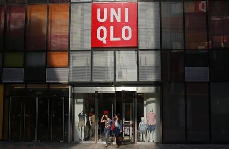 　７月１２日、ファーストリテイリングの岡崎健グループ上席執行役員・ＣＦＯ（最高財務責任者）は決算会見で、激化の様相を見せている米中貿易摩擦について、サプライチェーンへの影響は限定的との見解を示した。写真は北京で２０１４年５月撮影（２０１８年　ロイター／Petar Kudjundzic）