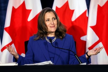 　６月２６日、カナダのフリーランド財務相（写真）は、コロナ禍からの回復途上にある同国経済が依然として「軟着陸」の道に向かっていると述べた。写真はカナダのオタワで４月撮影（２０２２年　ロイター／Blair Gable ）