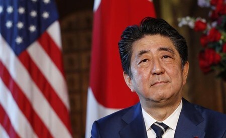 　５月２８日、安倍首相は参院予算委員会集中審議で、米朝首脳会談について核やミサイル、拉致問題が実質的に前進する機会として「実現を強く期待している」と指摘。「トランプ大統領と緊密に連携し、方針や認識は完全に一致している。写真はフロリダのパームビーチで４月撮影（２０１８年　ロイター／Kevin Lamarque）