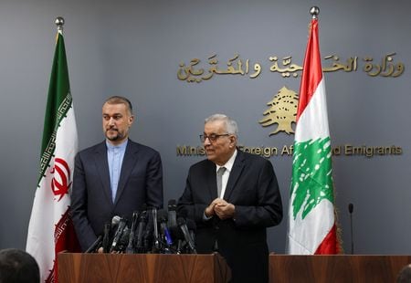 　 １０月１２日、イランのアブドラヒアン外相（写真左）は、パレスチナ人に対する戦争犯罪が継続されれば「抵抗の枢軸」からの報復を受けることになり、結果の責任はイスラエルにあると述べた。訪問先のベイルートで９月撮影（２０２３年　ロイター/Emilie Madi）