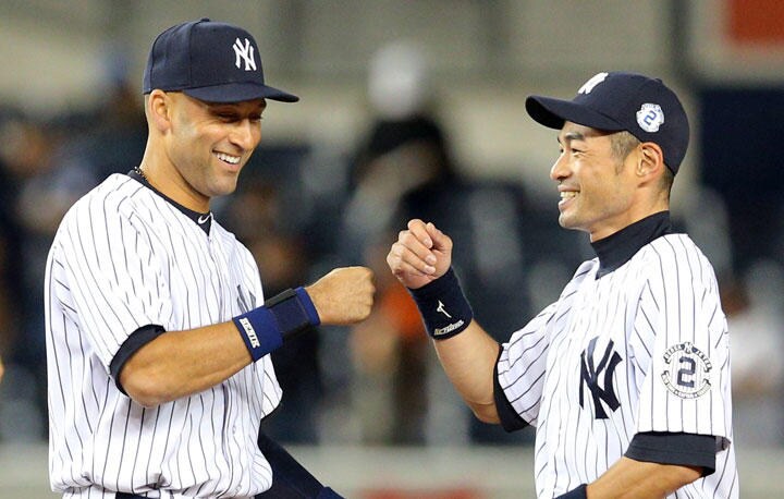 2014年9月、ヤンキース・スタジアムの対オリオールズ戦に勝利して喜びを分かち合うジーター（左）とイチロー（右）Brad Penner-USA TODAY Sports-REUTERS