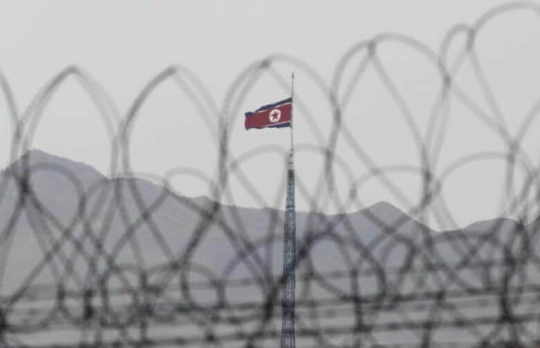 ８月１５日、北朝鮮国営の朝鮮中央通信社（ＫＣＮＡ）は、外務省報道官の話として、現状の米国との関係を考慮すれば、拘束している米国市民について協議するのに今は適切な時期ではないと伝えた。写真は北朝鮮国旗。韓国・板門店から２０１２年３月撮影（２０１７年　ロイター／Yuriko Nakao）