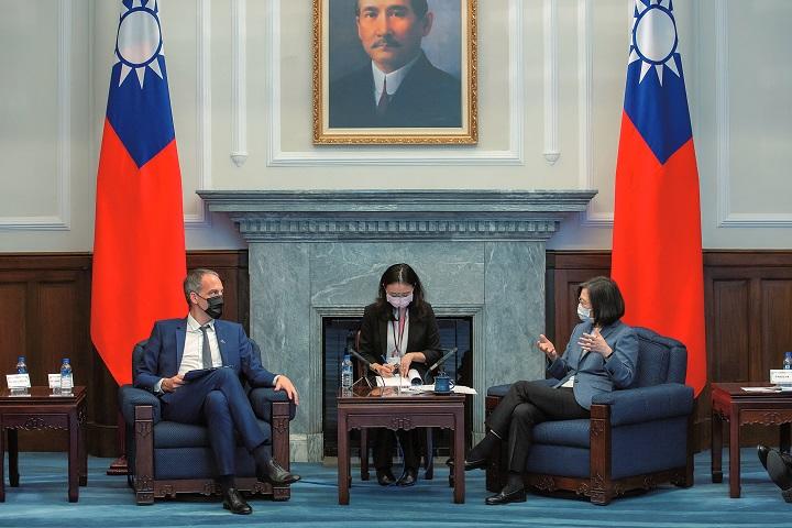 台北で欧州議会のグリュックスマン議員と面会する蔡英文総統（11月4日）　TAIWAN PRESIDENTIAL OFFICEｰREUTERS
