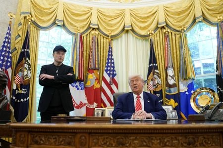 トランプ米大統領は３０日、「特別政府職員」としての任期切れを迎え政権を去る実業家イーロン・マスク氏と共に大統領執務室で記者会見を開き、マスク氏は４カ月の任期を終えた後も、引き続き側近として関与すると述べた。同日撮影（２０２５年　ロイター/Nathan Howard）
