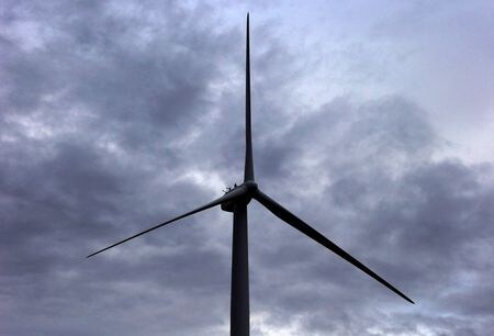 米政権は１１日、マサチューセッツ州沖合で進められている国内初の主要な洋上風力発電プロジェクトを承認すると発表した。写真は２０１３年、豪キャンベラで撮影（２０２１年　ロイター／David Gray/File Photo）