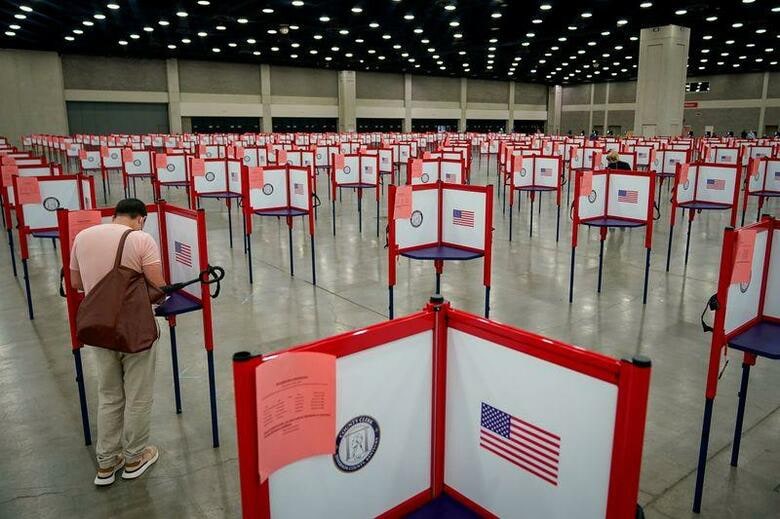 2016年の米大統領選に介入したとされるロシアの団体が独立した報道機関を装い、右寄りのソーシャルメディア利用者に影響を及ぼそうとしていたと、米連邦捜査局(FBI)の捜査に近い筋2人がロイターに明らかにした。ケンタッキー州ルイジアナの予備選投票所で6月撮影(2020年　ロイター/Bryan Woolston)