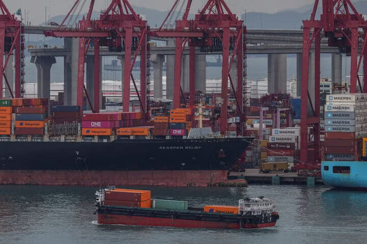 ３月６日、海運業界では国際的な海上輸送のハブである香港から業務を移し、船籍登録を他の地域に変更する動きが静かに進んでいる。香港の港で撮影（２０２５年　ロイター/Tyrone Siu）