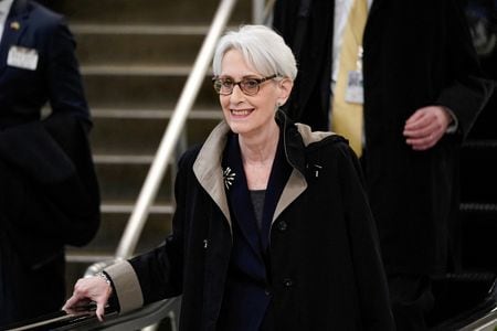 ４月６日、 シャーマン米国務副長官（写真）は、ウクライナでの戦争を巡り米国や同盟国が協調して導入したロシアへの一連の制裁は、中国がロシアに物質的支援を提供した場合に直面し得る結果を十分に理解させるものだとの認識を示した。米議会で３月撮影（２０２２年　ロイター/Elizabeth Frantz）