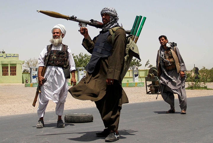 タリバンに備えるアフガン軍を支援する元ムジャヒディン（2021年7月10日、ヘラート州）　Jalil Ahmad-REUTERS