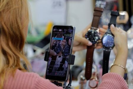 　９月２７日、インドネシア政府は電子商取引（ＥＣ）に関する規則を改定し、ソーシャルメディア上での商品売買を禁止すると明らかにした。写真はソーシャルメディアでのライブ配信で時計を売る店員。ジャカルタで同日撮影（２０２３年　ロイター／Willy Kurniawan）