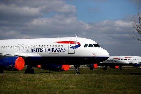 　４月２日、インターナショナル・エアラインズ・グループ（ＩＡＧ）傘下の英航空大手ブリティッシュ・エアウェイズ（ＢＡ）は従業員約３万６０００人の一時帰休を発表すると見込まれている。英ＢＢＣが１日に報じた。写真は１日撮影（２０２０年　ロイター／PAUL CHILDS）