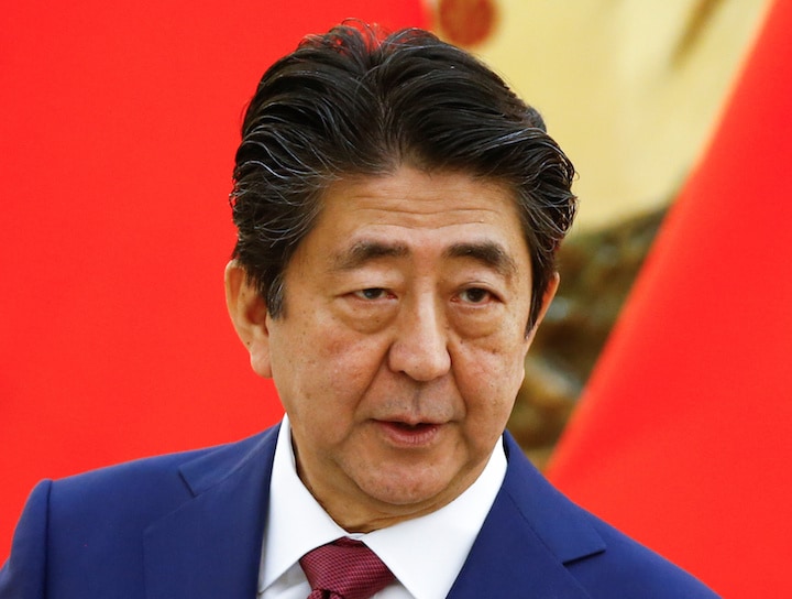 10月26日、李克強首相との会談後に会見に臨む安倍首相（北京）　Thomas Peter-REUTERS