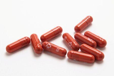 米製薬メルクおよびファイザーが開発中の新型コロナウイルス飲み薬について、欧州連合（ＥＵ）が供給契約締結の可能性を巡り両社と交渉を進めていると、ＥＵ高官がロイターに対し明らかにした。写真は１０月２６日撮影（２０２１年　ロイター）