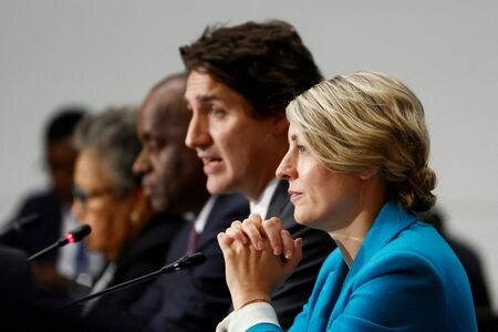 　カナダのジョリー外相（写真右）は１０月１９日、インドに駐在していた外交官４１人を引き揚げさせたと明らかにした。写真中央はトルドー首相。１８日、オタワで撮影（２０２３年　ロイター/Blair Gable）