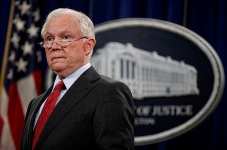 　１月２３日、米司法省は、米大統領選挙へのロシア介入疑惑を巡る捜査を進めるモラー連邦特別検察官のチームが先週、セッションズ司法長官に事情聴取していたことを明らかにした。  写真は昨年１２月、記者会見する同司法長官。ワシントンで撮影（２０１８年　ロイター／Joshua Roberts）