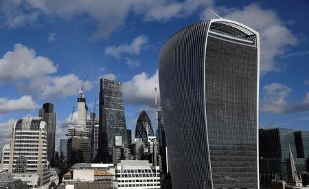 　３月２６日　英国と欧州連合（ＥＵ）は金融分野に関する覚書に意した。規制面での協力などが盛り込まれたが、ＥＵを離脱した英国のＥＵ金融サービス市場へのアクセス問題については大きな進展はない。写真はロンドンの金融街。２０１８年１月撮影（２０２１年　ロイター/Toby Melville）