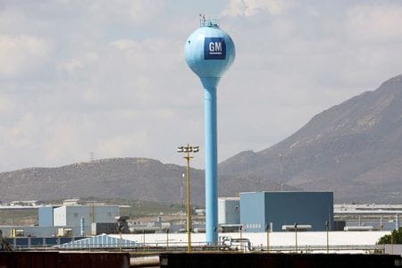 米自動車大手ゼネラル・モーターズ（ＧＭ）が１０日発表した２０２０年第４・四半期の利益は市場予想を上回ったが、２１年の業績は自動車用の半導体チップが不足していることから予想を下回るとの見通しを示した。メキシコ・ラモスアリスペで２０１９年１０月撮影（２０２１年　ロイター/DANIEL BECERRIL）